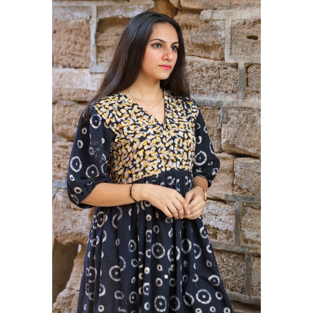 Daevi Khadi Black Round Batik Tunic