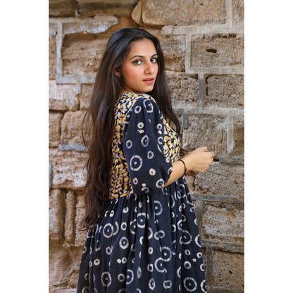 Daevi Khadi Black Round Batik Tunic